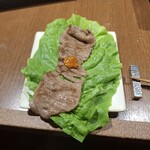 焼肉うしごろ - 2枚目の網の鉄板で焼いた佐賀県産の大判サーロインを、サンチュの上にのせてサムジャンもつけたものです。