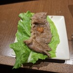 焼肉うしごろ - 網の鉄板で焼いた佐賀県産の大判サーロインを、サンチュの上にのせてサムジャンもつけたもの・その2です。