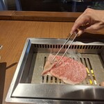 焼肉うしごろ - 1枚目の佐賀県産の大判サーロインを焼く様子・その2です。