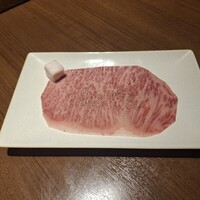 焼肉うしごろ 表参道店 - 1枚目の佐賀県産の大判サーロイン・その3です。
