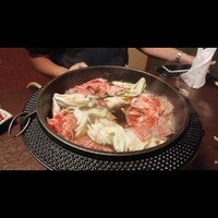 牛幸 本店 - すき焼きは甘過ぎず、しょっぱすぎす、、適格な味付け。しかもお肉は脂身が少なくしっかりした味で2枚食べれば十分過ぎるくらいのボリュームでした。野菜も新鮮で、卵も新鮮。非の打ち所がないくらいのすき焼き。