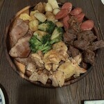 シュラスコ&シカゴピザ食べ放題 個室肉バル Mission 新宿西口店 - ビーフ、ポーク、チキン、ソーセージとお野菜のお肉の盛り合わせは絶品！