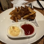 創作居酒屋と手打ちそば わび茶 - スパイシーポテト、ビールがとまらん！