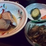 天ぷらと煮物もついていますよ。