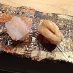 凛 - H26.10 牡丹海老 生で塩(左) 少し炙って醤油(右)