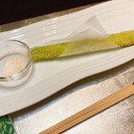 厨 花膳 - アスパラの一本揚げ