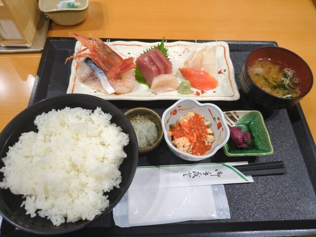 漁師食堂鮮八 - 陸奥湊（海鮮丼）の写真