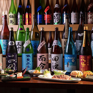 日本酒や焼酎などの津々浦々の銘柄酒が揃い踏み。飲み放題も◎