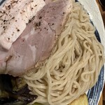中華蕎麦 はざま - この麺が好きなんです。豚出汁つけそばは平打ち麺がいいけど、カレーつけ麺はこの麺が合ってる。