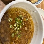 中華蕎麦 はざま - 表面はオイリー。初め表面の油だけつけてしまった（けどそれはそれで美味しかった）次にたっぷり下の層をくぐらせると…！