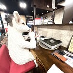 Izakaya Meme - 食事中のヤギの真横で飲む