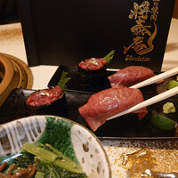 肉の匠 将泰庵 神田店 - 和牛の炙り肉寿司とユッケ軍艦