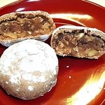 Kashi Doko Izumiya Denbee Karuizawa Ten - ころころくるみをカット