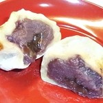 Kashi Doko Izumiya Denbee Karuizawa Ten - みたらし栗大福をカット