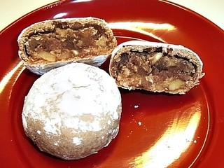 Kashi Doko Izumiya Denbee Karuizawa Ten - ころころくるみをカット