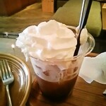 ゴンゾウ カフェ&ビーンズ - コーヒーフロートにホイップクリームを入れたところ