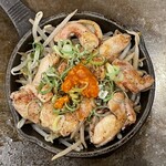 お好み焼 ゆかり - 2025.08.02 (土)   鶏ももガーリック鉄板焼　680円（税込）