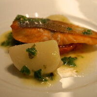 キハチ 名古屋JRセントラルタワーズ店 - サーモンのポワレと冬かぶのコンフィ
                    
                    青胡椒レモンバターソース
                    
                    