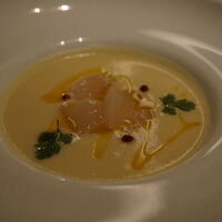 キハチ 名古屋JRセントラルタワーズ店 - ホタテ貝を添えたリンゴとカリフラワーのポタージュ