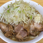 ラーメン二郎 - ラーメン 700円　麺半分・ニンニク・カラメ・アブラ