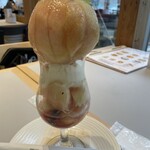 フルーツピークス - まるごと桃パフェ ¥1650