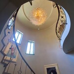 メゾン ド ミュゼ - 螺旋階段　下からの‥シャンデリアを見上げ溜息