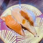 元祖寿司 - サーモンづくし660円、細長いネタで焼サーモンは脂乗り乗り。