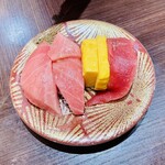 元祖寿司 - 本まぐろ三昧660円からスタート。デカネタの赤身はネトッと美味い。甘めの玉子もつまみにイイ。極厚の中トロと大トロもバッチリ。コレで660円はありがたい。