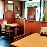 そば遊膳　丸喜家 - 清潔感のある店内