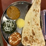 アクバル - 私の3色セット。土日限定のランチメニュー。サグチキン、エビカレー、と野菜カレーかな．幸せ。