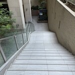 アクバル 本店 - 地下に潜ります。