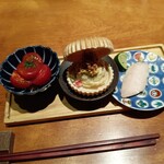 やきとり宮川 - 真ん中のカレー味のポテサラを最中で食べます