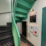 tartan - お店は階段を上がった２階