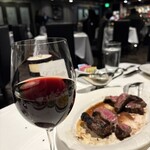 311989038 - たっぷりのグラス赤ワイン　