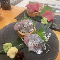 魚の中俣 銀座 - 本鮪お造り(奥)と鯖お造り(手前)