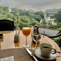 イル・テアトロ - 椿山荘の庭園を眺めながらの朝食。コーヒーは、3-4杯分くらい入ってました。