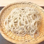 手打ちそば 遊山 - ニハせいろ（850円）
            更科では無く蕎麦の旨みがしっかりあります