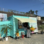 生乳ソフトクリーム屋SUN - グラム用の撮影終えて、メニュー見てる妻。