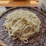 手打ちそば 遊山 - 十割せいろ（950円）
            外殻を剥いてあるのでつなぎは無くとも上品な仕上がり 田舎蕎麦ではありません