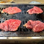 焼肉・ホルモン 踊ル - 特上ハラミ焼いてます