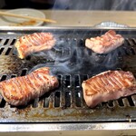 焼肉・ホルモン 踊ル - 見事な匠のカットが入り、サクッとした食感が心地良い！厚切りですが柔らかく口の中で旨味が爆発めちゃくちゃ美味しい‼️