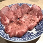 焼肉・ホルモン 踊ル - 厚切り塩タン（手前）と特上塩タン（奥）