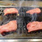 焼肉・ホルモン 踊ル - 厚切り塩タン焼いてます