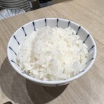 焼肉・ホルモン 踊ル - ご飯小。外国人が作ってる福知山のニコラ米を土鍋で炊いたツヤツヤのご飯