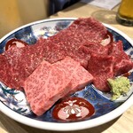 焼肉・ホルモン 踊ル - 店主おまかせ3種盛り（塩焼肉）･･･奥よりカメノコ、マルシン（右前）、サーロイン（左前）。