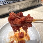 焼肉・ホルモン 踊ル - 噛みしめるほどに肉の旨味と甘みがじゅわっと口の中に広がり卵黄が絡む事でまろやかさとコクが加わり、めちゃ美味しい‼️