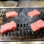 焼肉・ホルモン 踊ル - サーロイン焼いてます