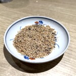 焼肉・ホルモン 踊ル - ごま塩でいただく事で香ばしい風味が加わります♪