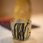 うを徳 - 酒盅（ちよく、さかづき）に"掃愁帚（さけ）"