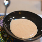 うを徳 - "燈籠椒（パプリカ）ムース"、方頭魚（くづな）の骨邊肉溏油（フュメ・ド・ポアソン、あらのにだしゞる）